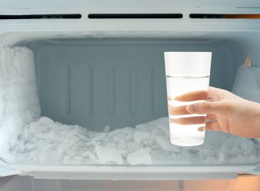 Verre eau congélateur astuce vacances