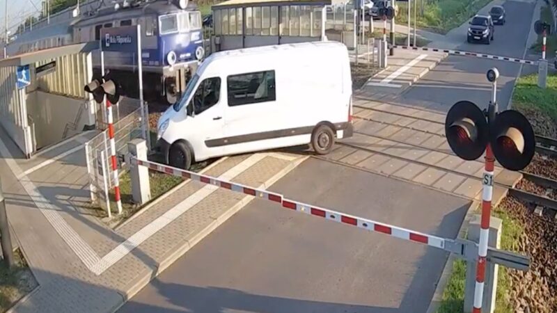 Accident camionnette train pologne vidéo choc