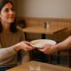 Aider serveur débarasser restaurant signification psychologie